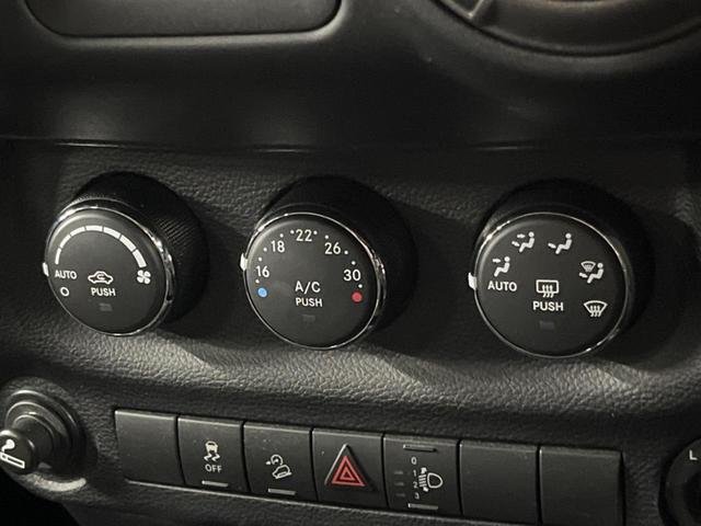 ジープ・ラングラーアンリミテッド スポーツ　ナビゲーション　フルセグ　Ｂｌｕｅｔｏｏｔｈ　ＣＤ／ＤＶＤ再生　サイド・バックカメラ　フォグライト　オートエアコン　純正１８インチアルミホイール　クルーズコントロール　ダウンヒルアシスト　１オーナー（7枚目）