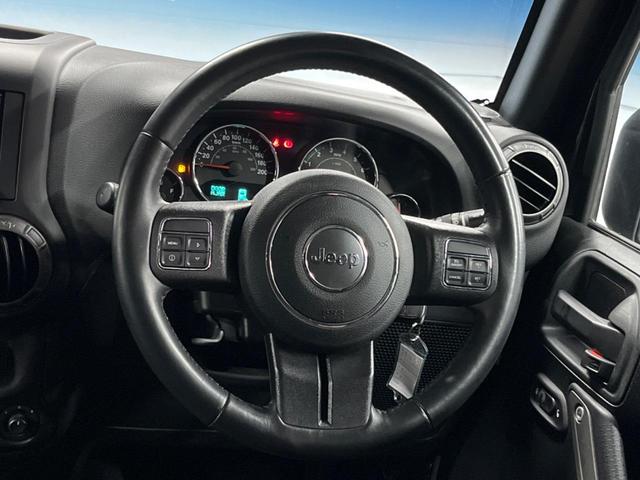 ジープ・ラングラーアンリミテッド スポーツ　ナビゲーション　フルセグ　Ｂｌｕｅｔｏｏｔｈ　ＣＤ／ＤＶＤ再生　サイド・バックカメラ　フォグライト　オートエアコン　純正１８インチアルミホイール　クルーズコントロール　ダウンヒルアシスト　１オーナー（12枚目）