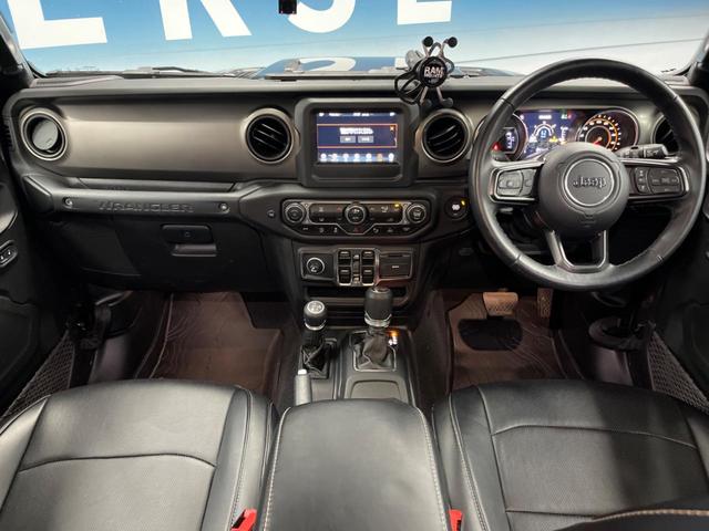 ジープ・ラングラーアンリミテッド スポーツ　Ａｐｐｌｅｃａｒｐｌａｙ　フロント・サイド・バックカメラ　アダプティブクルーズコントロール　ブラインドスポットモニター　パーキングセンサー　ＬＥＤヘッドライト　ＬＥＤフォグライト　ダウンヒルアシスト（2枚目）