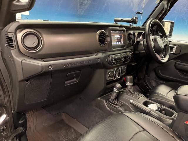 ジープ・ラングラーアンリミテッド スポーツ　Ａｐｐｌｅｃａｒｐｌａｙ　フロント・サイド・バックカメラ　アダプティブクルーズコントロール　ブラインドスポットモニター　パーキングセンサー　ＬＥＤヘッドライト　ＬＥＤフォグライト　ダウンヒルアシスト（42枚目）