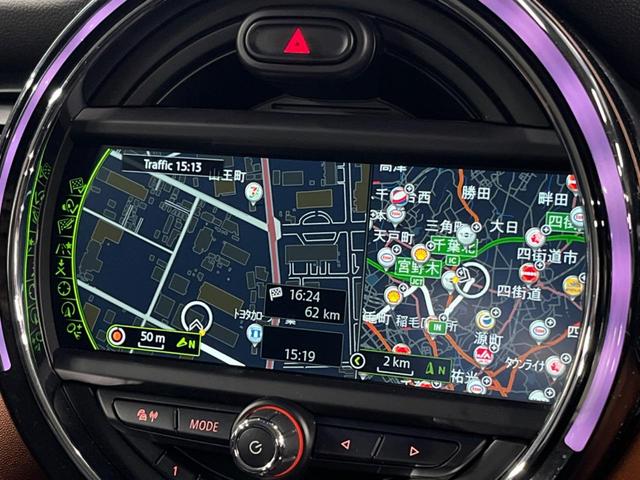 ＭＩＮＩ クーパーＳＤ　セブン　エキサイトメントパッケージ　ライトパッケージ　ストレージコンパートメントパッケージ　純正ナビ　バックカメラ　黒ハーフレザーシート　コンフォートアクセス　純正１７インチアルミホイール　ＥＴＣ　禁煙車（4枚目）