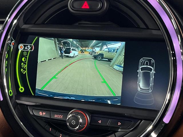 ＭＩＮＩ クーパーＳＤ　セブン　エキサイトメントパッケージ　ライトパッケージ　ストレージコンパートメントパッケージ　純正ナビ　バックカメラ　黒ハーフレザーシート　コンフォートアクセス　純正１７インチアルミホイール　ＥＴＣ　禁煙車（5枚目）