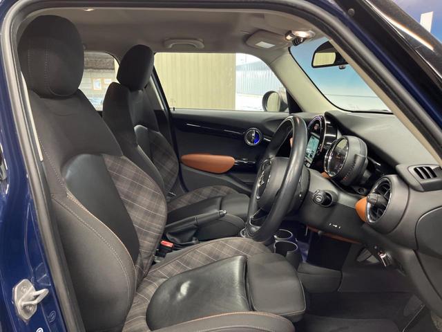 ＭＩＮＩ クーパーＳＤ　セブン　エキサイトメントパッケージ　ライトパッケージ　ストレージコンパートメントパッケージ　純正ナビ　バックカメラ　黒ハーフレザーシート　コンフォートアクセス　純正１７インチアルミホイール　ＥＴＣ　禁煙車（9枚目）