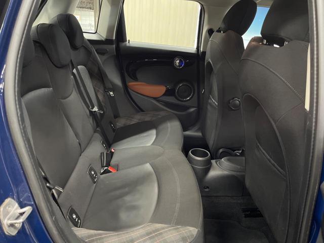 ＭＩＮＩ クーパーＳＤ　セブン　エキサイトメントパッケージ　ライトパッケージ　ストレージコンパートメントパッケージ　純正ナビ　バックカメラ　黒ハーフレザーシート　コンフォートアクセス　純正１７インチアルミホイール　ＥＴＣ　禁煙車（10枚目）