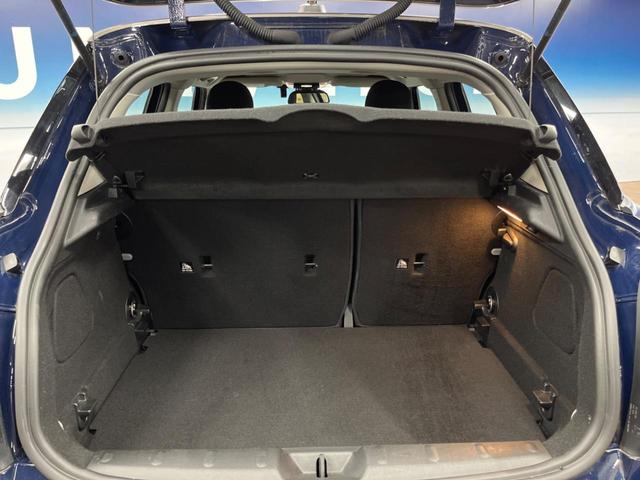 ＭＩＮＩ クーパーＳＤ　セブン　エキサイトメントパッケージ　ライトパッケージ　ストレージコンパートメントパッケージ　純正ナビ　バックカメラ　黒ハーフレザーシート　コンフォートアクセス　純正１７インチアルミホイール　ＥＴＣ　禁煙車（11枚目）