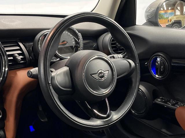 ＭＩＮＩ クーパーＳＤ　セブン　エキサイトメントパッケージ　ライトパッケージ　ストレージコンパートメントパッケージ　純正ナビ　バックカメラ　黒ハーフレザーシート　コンフォートアクセス　純正１７インチアルミホイール　ＥＴＣ　禁煙車（12枚目）