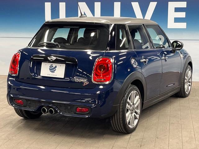 ＭＩＮＩ クーパーＳＤ　セブン　エキサイトメントパッケージ　ライトパッケージ　ストレージコンパートメントパッケージ　純正ナビ　バックカメラ　黒ハーフレザーシート　コンフォートアクセス　純正１７インチアルミホイール　ＥＴＣ　禁煙車（18枚目）