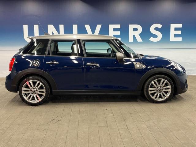 ＭＩＮＩ クーパーＳＤ　セブン　エキサイトメントパッケージ　ライトパッケージ　ストレージコンパートメントパッケージ　純正ナビ　バックカメラ　黒ハーフレザーシート　コンフォートアクセス　純正１７インチアルミホイール　ＥＴＣ　禁煙車（24枚目）