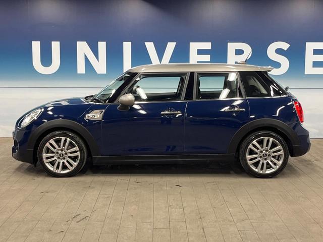 ＭＩＮＩ クーパーＳＤ　セブン　エキサイトメントパッケージ　ライトパッケージ　ストレージコンパートメントパッケージ　純正ナビ　バックカメラ　黒ハーフレザーシート　コンフォートアクセス　純正１７インチアルミホイール　ＥＴＣ　禁煙車（25枚目）