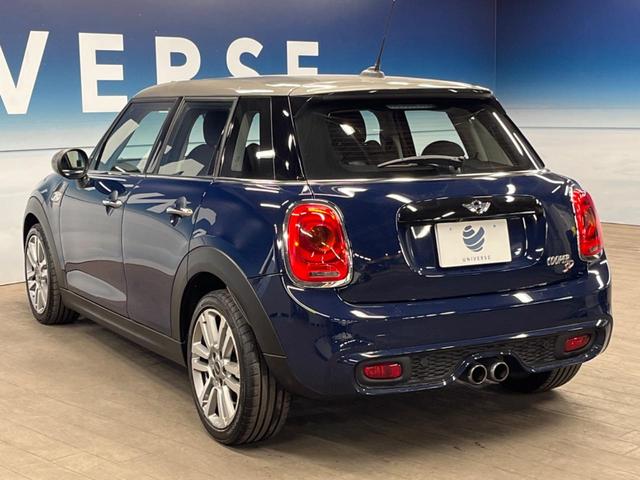 ＭＩＮＩ クーパーＳＤ　セブン　エキサイトメントパッケージ　ライトパッケージ　ストレージコンパートメントパッケージ　純正ナビ　バックカメラ　黒ハーフレザーシート　コンフォートアクセス　純正１７インチアルミホイール　ＥＴＣ　禁煙車（26枚目）