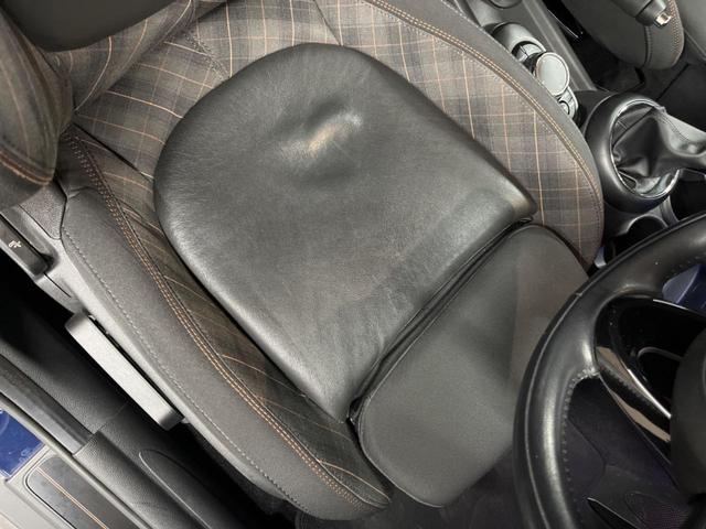 ＭＩＮＩ クーパーＳＤ　セブン　エキサイトメントパッケージ　ライトパッケージ　ストレージコンパートメントパッケージ　純正ナビ　バックカメラ　黒ハーフレザーシート　コンフォートアクセス　純正１７インチアルミホイール　ＥＴＣ　禁煙車（27枚目）