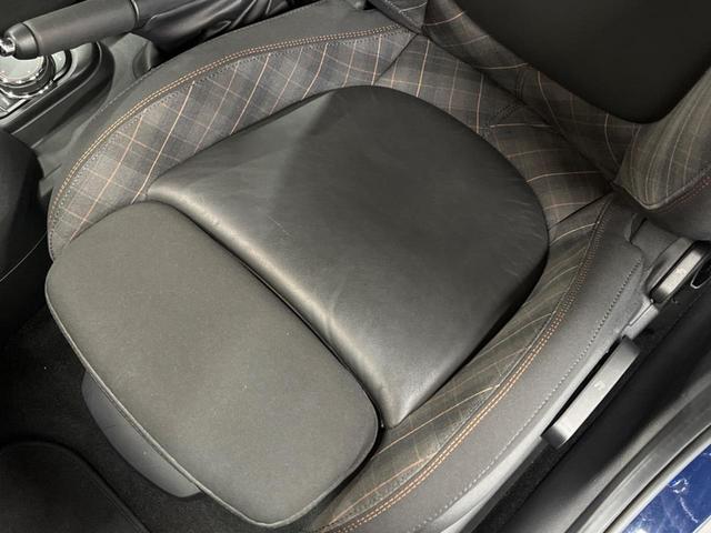 ＭＩＮＩ クーパーＳＤ　セブン　エキサイトメントパッケージ　ライトパッケージ　ストレージコンパートメントパッケージ　純正ナビ　バックカメラ　黒ハーフレザーシート　コンフォートアクセス　純正１７インチアルミホイール　ＥＴＣ　禁煙車（28枚目）