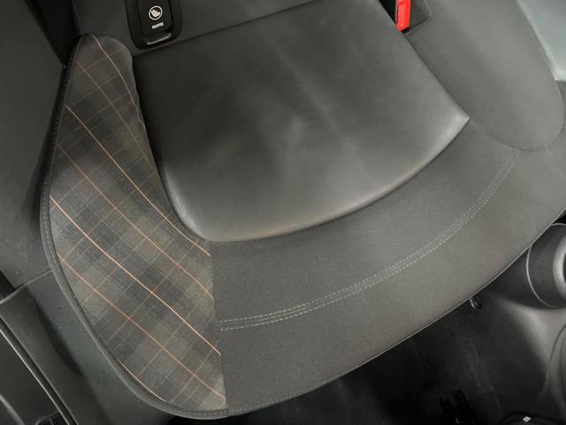 ＭＩＮＩ クーパーＳＤ　セブン　エキサイトメントパッケージ　ライトパッケージ　ストレージコンパートメントパッケージ　純正ナビ　バックカメラ　黒ハーフレザーシート　コンフォートアクセス　純正１７インチアルミホイール　ＥＴＣ　禁煙車（29枚目）