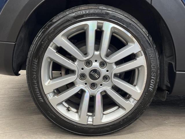 ＭＩＮＩ クーパーＳＤ　セブン　エキサイトメントパッケージ　ライトパッケージ　ストレージコンパートメントパッケージ　純正ナビ　バックカメラ　黒ハーフレザーシート　コンフォートアクセス　純正１７インチアルミホイール　ＥＴＣ　禁煙車（32枚目）