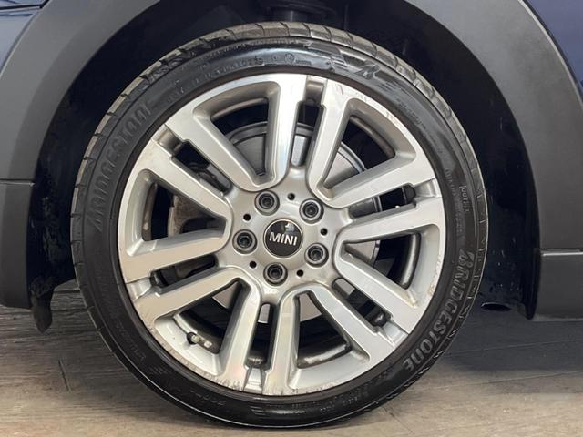 ＭＩＮＩ クーパーＳＤ　セブン　エキサイトメントパッケージ　ライトパッケージ　ストレージコンパートメントパッケージ　純正ナビ　バックカメラ　黒ハーフレザーシート　コンフォートアクセス　純正１７インチアルミホイール　ＥＴＣ　禁煙車（33枚目）