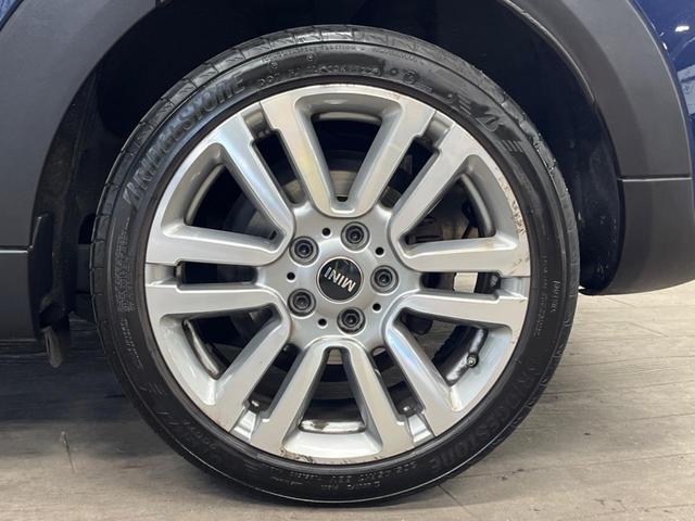 ＭＩＮＩ クーパーＳＤ　セブン　エキサイトメントパッケージ　ライトパッケージ　ストレージコンパートメントパッケージ　純正ナビ　バックカメラ　黒ハーフレザーシート　コンフォートアクセス　純正１７インチアルミホイール　ＥＴＣ　禁煙車（34枚目）