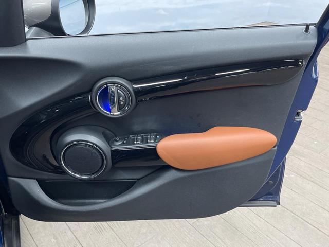 ＭＩＮＩ クーパーＳＤ　セブン　エキサイトメントパッケージ　ライトパッケージ　ストレージコンパートメントパッケージ　純正ナビ　バックカメラ　黒ハーフレザーシート　コンフォートアクセス　純正１７インチアルミホイール　ＥＴＣ　禁煙車（35枚目）