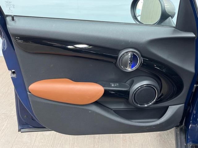 ＭＩＮＩ クーパーＳＤ　セブン　エキサイトメントパッケージ　ライトパッケージ　ストレージコンパートメントパッケージ　純正ナビ　バックカメラ　黒ハーフレザーシート　コンフォートアクセス　純正１７インチアルミホイール　ＥＴＣ　禁煙車（36枚目）