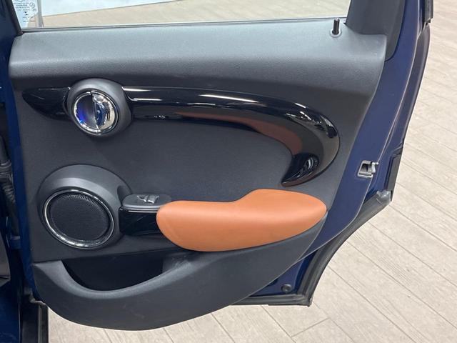 ＭＩＮＩ クーパーＳＤ　セブン　エキサイトメントパッケージ　ライトパッケージ　ストレージコンパートメントパッケージ　純正ナビ　バックカメラ　黒ハーフレザーシート　コンフォートアクセス　純正１７インチアルミホイール　ＥＴＣ　禁煙車（37枚目）