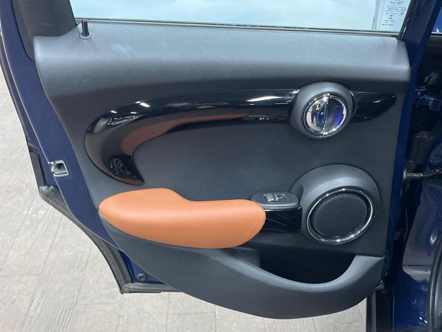 ＭＩＮＩ クーパーＳＤ　セブン　エキサイトメントパッケージ　ライトパッケージ　ストレージコンパートメントパッケージ　純正ナビ　バックカメラ　黒ハーフレザーシート　コンフォートアクセス　純正１７インチアルミホイール　ＥＴＣ　禁煙車（38枚目）