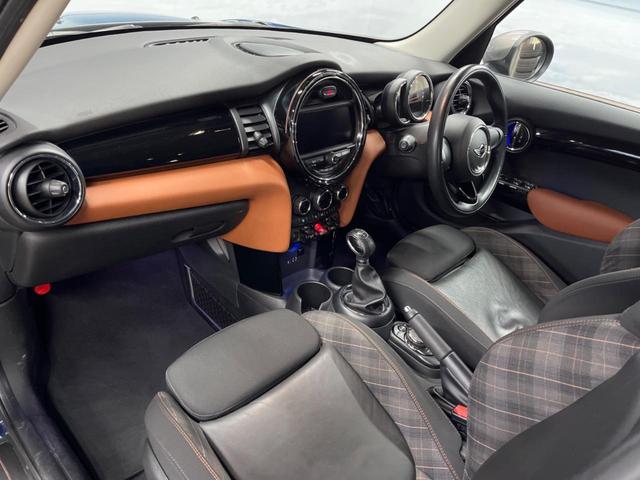 ＭＩＮＩ クーパーＳＤ　セブン　エキサイトメントパッケージ　ライトパッケージ　ストレージコンパートメントパッケージ　純正ナビ　バックカメラ　黒ハーフレザーシート　コンフォートアクセス　純正１７インチアルミホイール　ＥＴＣ　禁煙車（39枚目）