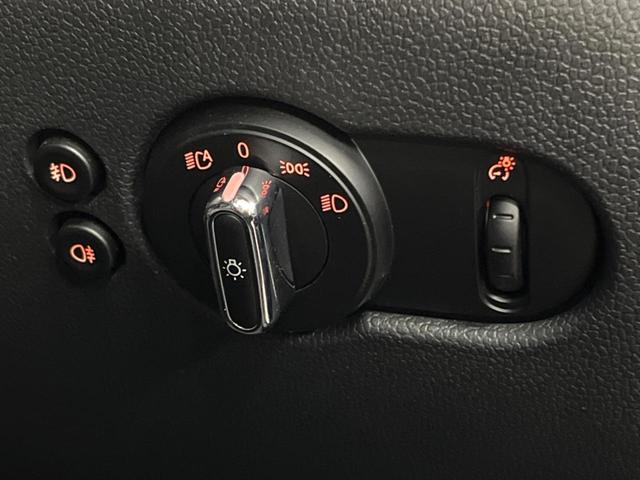 ＭＩＮＩ クーパーＳＤ　セブン　エキサイトメントパッケージ　ライトパッケージ　ストレージコンパートメントパッケージ　純正ナビ　バックカメラ　黒ハーフレザーシート　コンフォートアクセス　純正１７インチアルミホイール　ＥＴＣ　禁煙車（47枚目）