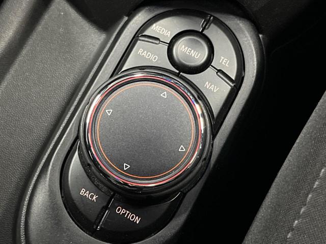 ＭＩＮＩ クーパーＳＤ　セブン　エキサイトメントパッケージ　ライトパッケージ　ストレージコンパートメントパッケージ　純正ナビ　バックカメラ　黒ハーフレザーシート　コンフォートアクセス　純正１７インチアルミホイール　ＥＴＣ　禁煙車（48枚目）