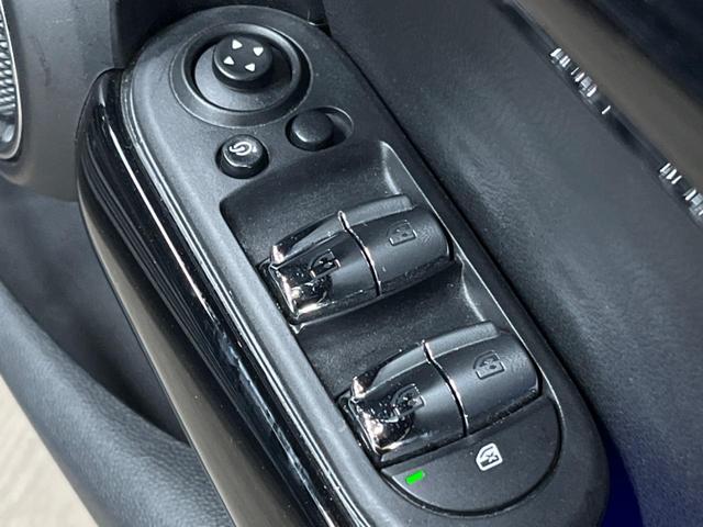 ＭＩＮＩ クーパーＳＤ　セブン　エキサイトメントパッケージ　ライトパッケージ　ストレージコンパートメントパッケージ　純正ナビ　バックカメラ　黒ハーフレザーシート　コンフォートアクセス　純正１７インチアルミホイール　ＥＴＣ　禁煙車（49枚目）