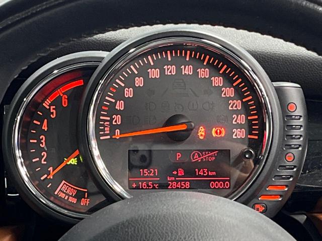 ＭＩＮＩ クーパーＳＤ　セブン　エキサイトメントパッケージ　ライトパッケージ　ストレージコンパートメントパッケージ　純正ナビ　バックカメラ　黒ハーフレザーシート　コンフォートアクセス　純正１７インチアルミホイール　ＥＴＣ　禁煙車（50枚目）