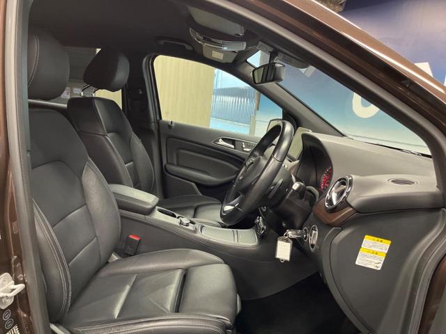 Ｂクラス Ｂ１８０　レーダーセーフティパッケージ　ベーシックパッケージプラス　レザーエクスクルーシブパッケージ　純正ナビ　フルセグ　バックカメラ　デュアルオートエアコン　純正１６インチアルミホイール　ＥＴＣ　禁煙車（9枚目）