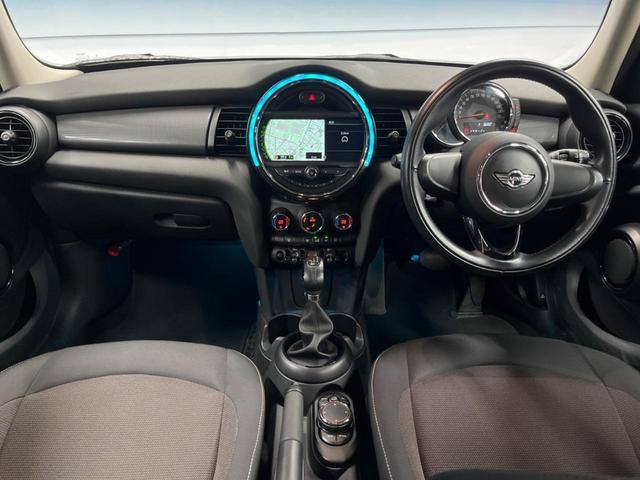 MINI クーパー 5ドア ペッパーパッケージ ナビゲーションパッケージ LEDヘッドライト LEDフォグライト デュアルオートエアコン 純正15インチアルミホイール プライバシーガラス Bluetooth ETC(2枚目)