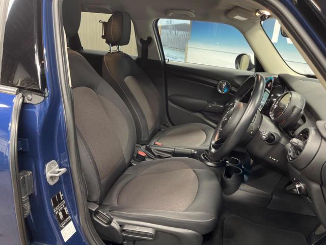 MINI クーパー 5ドア ペッパーパッケージ ナビゲーションパッケージ LEDヘッドライト LEDフォグライト デュアルオートエアコン 純正15インチアルミホイール プライバシーガラス Bluetooth ETC(9枚目)