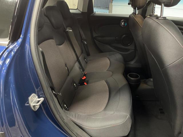 MINI クーパー 5ドア ペッパーパッケージ ナビゲーションパッケージ LEDヘッドライト LEDフォグライト デュアルオートエアコン 純正15インチアルミホイール プライバシーガラス Bluetooth ETC(10枚目)