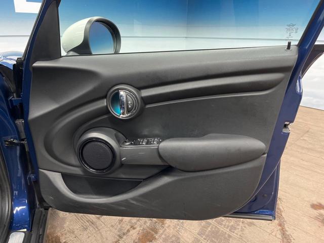 MINI クーパー 5ドア ペッパーパッケージ ナビゲーションパッケージ LEDヘッドライト LEDフォグライト デュアルオートエアコン 純正15インチアルミホイール プライバシーガラス Bluetooth ETC(37枚目)