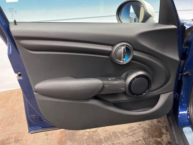 MINI クーパー 5ドア ペッパーパッケージ ナビゲーションパッケージ LEDヘッドライト LEDフォグライト デュアルオートエアコン 純正15インチアルミホイール プライバシーガラス Bluetooth ETC(38枚目)