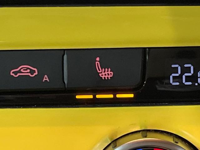 ザ・ビートル デザインレザーパッケージ 712SDCWパッケージ 黒革シート シートヒーター パークディスタンスコントロール HIDヘッドライト フォグライト デュアルオートエアコン 純正17インチアルミホイール パドルシフト ETC(6枚目)