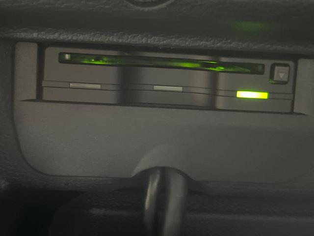 ザ・ビートル デザインレザーパッケージ 712SDCWパッケージ 黒革シート シートヒーター パークディスタンスコントロール HIDヘッドライト フォグライト デュアルオートエアコン 純正17インチアルミホイール パドルシフト ETC(8枚目)