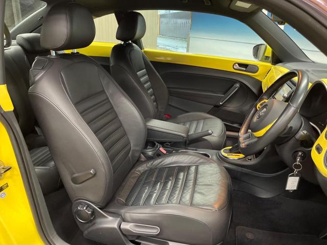 ザ・ビートル デザインレザーパッケージ 712SDCWパッケージ 黒革シート シートヒーター パークディスタンスコントロール HIDヘッドライト フォグライト デュアルオートエアコン 純正17インチアルミホイール パドルシフト ETC(9枚目)