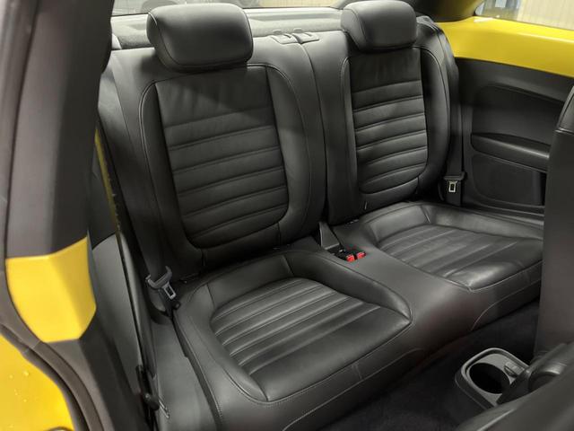 ザ・ビートル デザインレザーパッケージ 712SDCWパッケージ 黒革シート シートヒーター パークディスタンスコントロール HIDヘッドライト フォグライト デュアルオートエアコン 純正17インチアルミホイール パドルシフト ETC(10枚目)