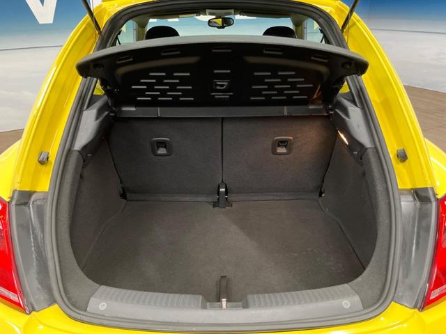 ザ・ビートル デザインレザーパッケージ 712SDCWパッケージ 黒革シート シートヒーター パークディスタンスコントロール HIDヘッドライト フォグライト デュアルオートエアコン 純正17インチアルミホイール パドルシフト ETC(11枚目)