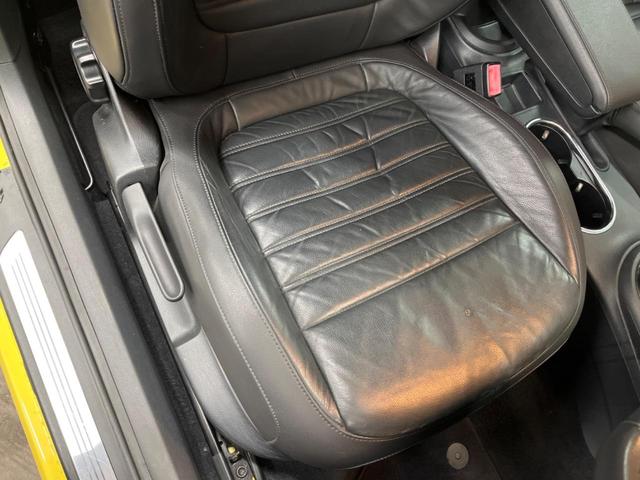 ザ・ビートル デザインレザーパッケージ 712SDCWパッケージ 黒革シート シートヒーター パークディスタンスコントロール HIDヘッドライト フォグライト デュアルオートエアコン 純正17インチアルミホイール パドルシフト ETC(30枚目)