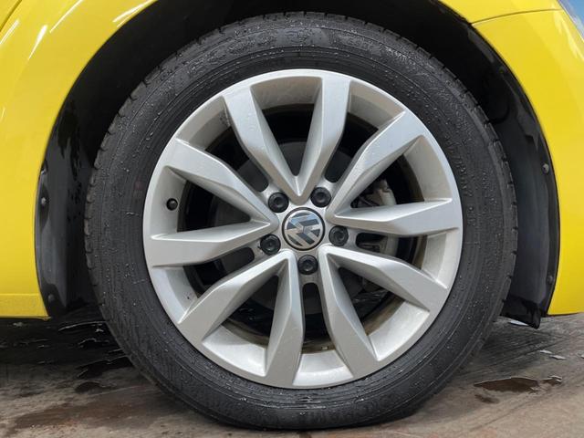 ザ・ビートル デザインレザーパッケージ 712SDCWパッケージ 黒革シート シートヒーター パークディスタンスコントロール HIDヘッドライト フォグライト デュアルオートエアコン 純正17インチアルミホイール パドルシフト ETC(34枚目)