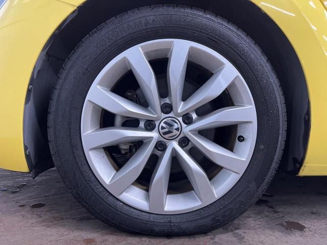 ザ・ビートル デザインレザーパッケージ 712SDCWパッケージ 黒革シート シートヒーター パークディスタンスコントロール HIDヘッドライト フォグライト デュアルオートエアコン 純正17インチアルミホイール パドルシフト ETC(35枚目)