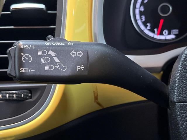 ザ・ビートル デザインレザーパッケージ 712SDCWパッケージ 黒革シート シートヒーター パークディスタンスコントロール HIDヘッドライト フォグライト デュアルオートエアコン 純正17インチアルミホイール パドルシフト ETC(50枚目)