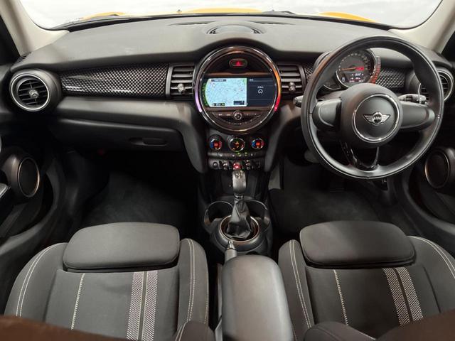 ＭＩＮＩ クーパーＳ　５ドア　純正ナビ　ＬＥＤヘッドライト　ＬＥＤフォグライト　デュアルオートエアコン　純正１６インチアルミホイール　Ｂｌｕｅｔｏｏｔｈ　ＥＴＣ　禁煙車　盗難防止装置　アイドリングストップ　横滑防止装置（2枚目）