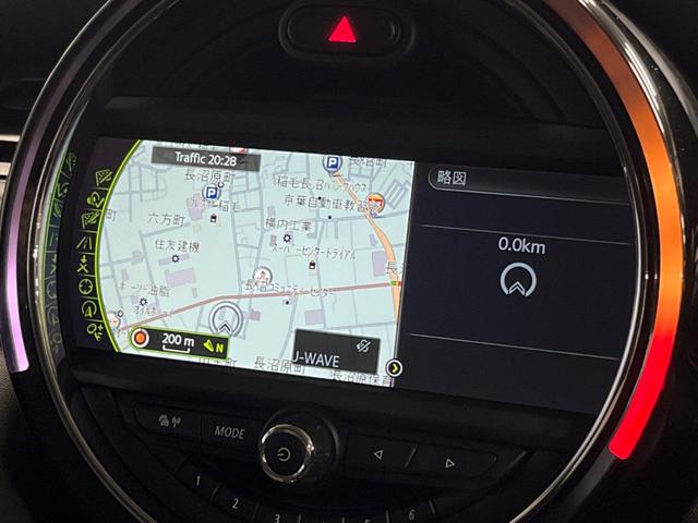 ＭＩＮＩ クーパーＳ　５ドア　純正ナビ　ＬＥＤヘッドライト　ＬＥＤフォグライト　デュアルオートエアコン　純正１６インチアルミホイール　Ｂｌｕｅｔｏｏｔｈ　ＥＴＣ　禁煙車　盗難防止装置　アイドリングストップ　横滑防止装置（4枚目）