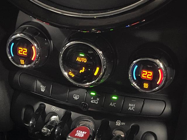ＭＩＮＩ クーパーＳ　５ドア　純正ナビ　ＬＥＤヘッドライト　ＬＥＤフォグライト　デュアルオートエアコン　純正１６インチアルミホイール　Ｂｌｕｅｔｏｏｔｈ　ＥＴＣ　禁煙車　盗難防止装置　アイドリングストップ　横滑防止装置（6枚目）