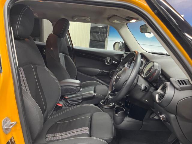 ＭＩＮＩ クーパーＳ　５ドア　純正ナビ　ＬＥＤヘッドライト　ＬＥＤフォグライト　デュアルオートエアコン　純正１６インチアルミホイール　Ｂｌｕｅｔｏｏｔｈ　ＥＴＣ　禁煙車　盗難防止装置　アイドリングストップ　横滑防止装置（9枚目）