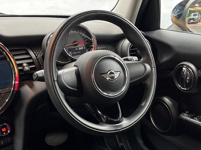 ＭＩＮＩ クーパーＳ　５ドア　純正ナビ　ＬＥＤヘッドライト　ＬＥＤフォグライト　デュアルオートエアコン　純正１６インチアルミホイール　Ｂｌｕｅｔｏｏｔｈ　ＥＴＣ　禁煙車　盗難防止装置　アイドリングストップ　横滑防止装置（12枚目）
