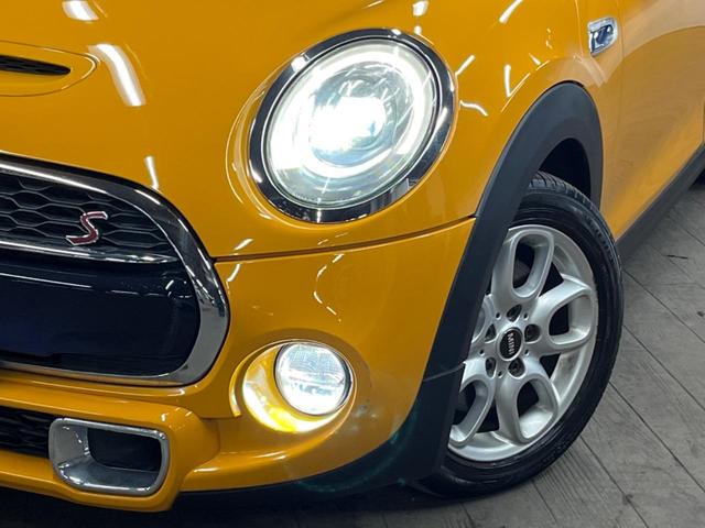 ＭＩＮＩ クーパーＳ　５ドア　純正ナビ　ＬＥＤヘッドライト　ＬＥＤフォグライト　デュアルオートエアコン　純正１６インチアルミホイール　Ｂｌｕｅｔｏｏｔｈ　ＥＴＣ　禁煙車　盗難防止装置　アイドリングストップ　横滑防止装置（13枚目）